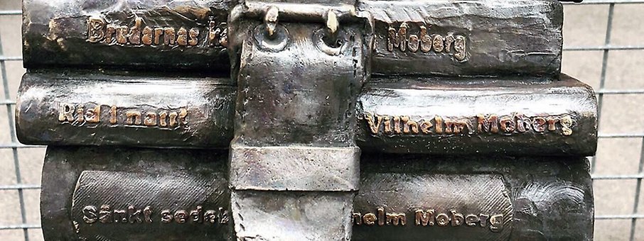 Detalj ur bronsskulptur till Vilhelm Mobergs minne